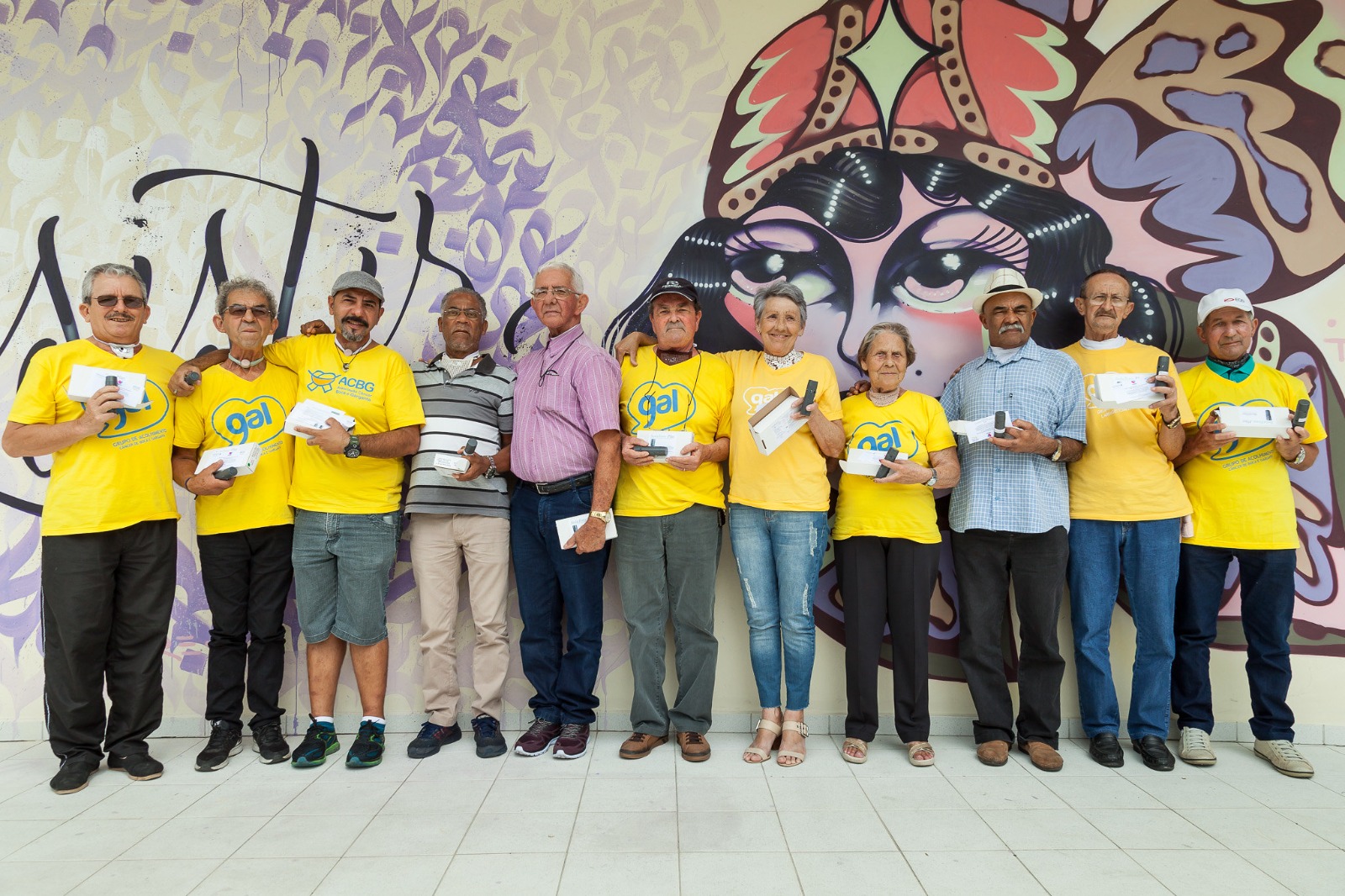 Pacientes usando laringes eletrônicas em uma ação da ACBG Brasil