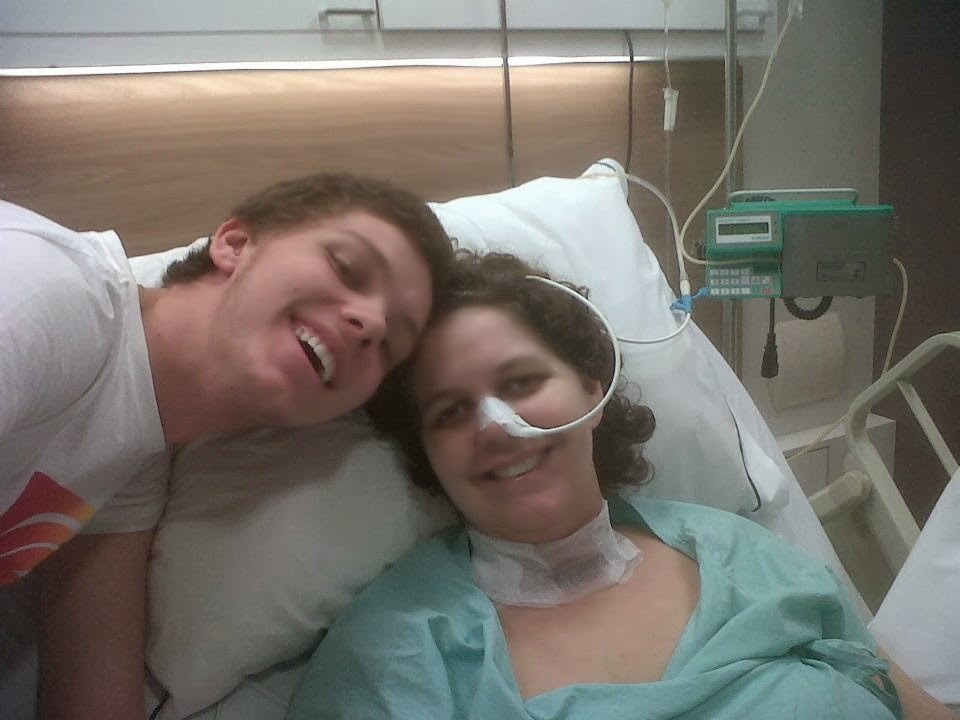 Melissa no leito do hospital ao lado do filho
